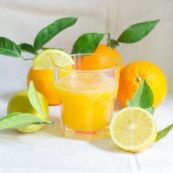 Combinado naranja zumo con limones